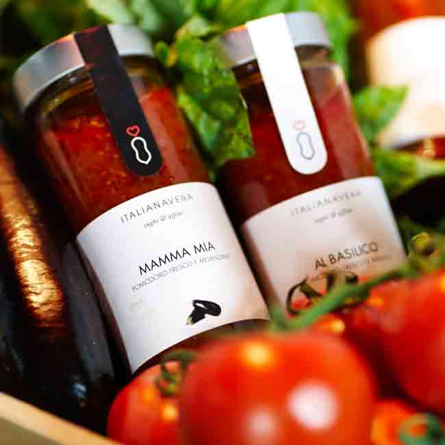 Italienische Saucen von Italianavera in einem Geschenkkorb.