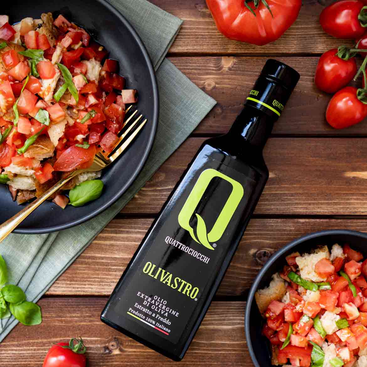 Quattrociocchi Olivastro Olivenöl neben Panzanella und Tomaten.