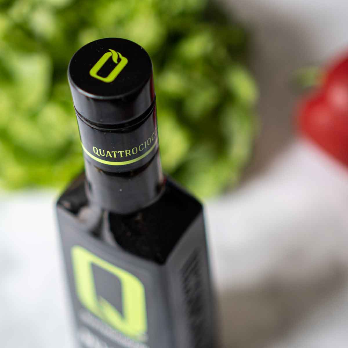 Flasche Quattrociocchi Olivenöl mit unscharfem Hintergrund.