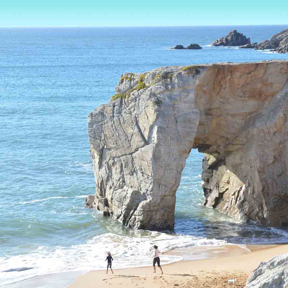 Felsformation am Meer, zwei Personen.
