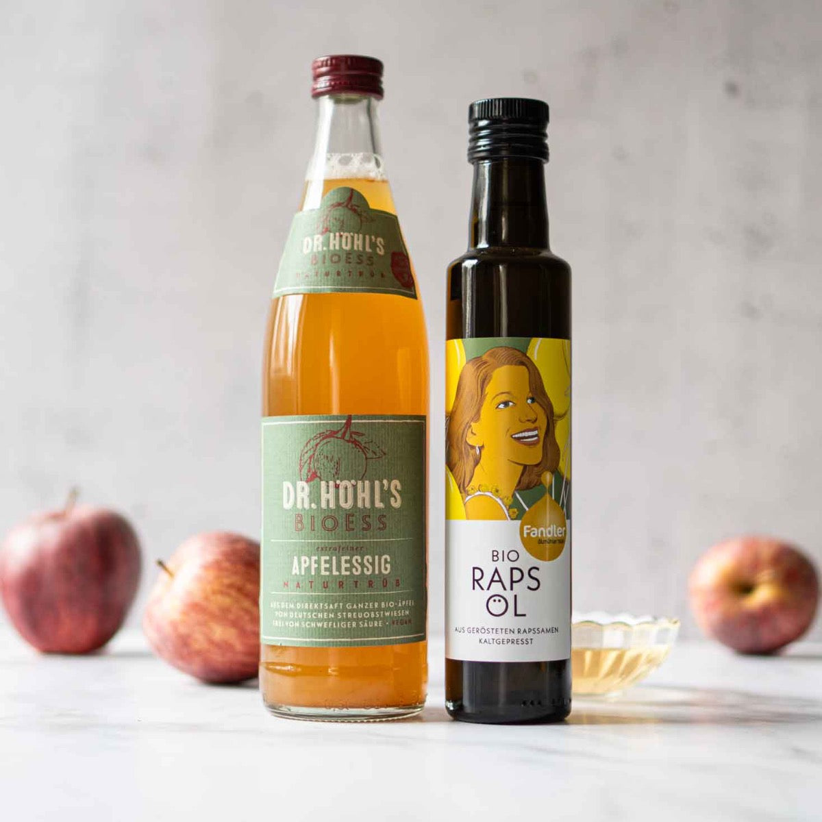 Dr. Höhl's Apfelessig und Fandler Bio Rapsöl Flaschen.