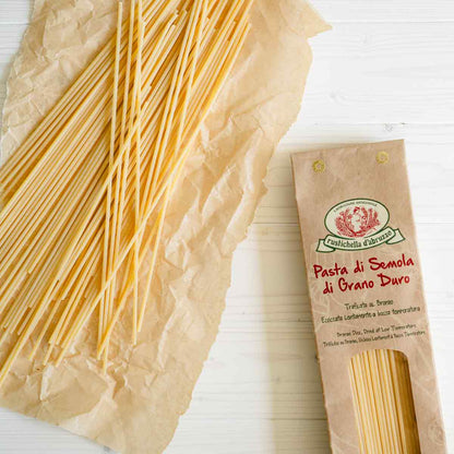 Rustichella d'Abruzzo Spaghetti auf Papier und in Verpackung.