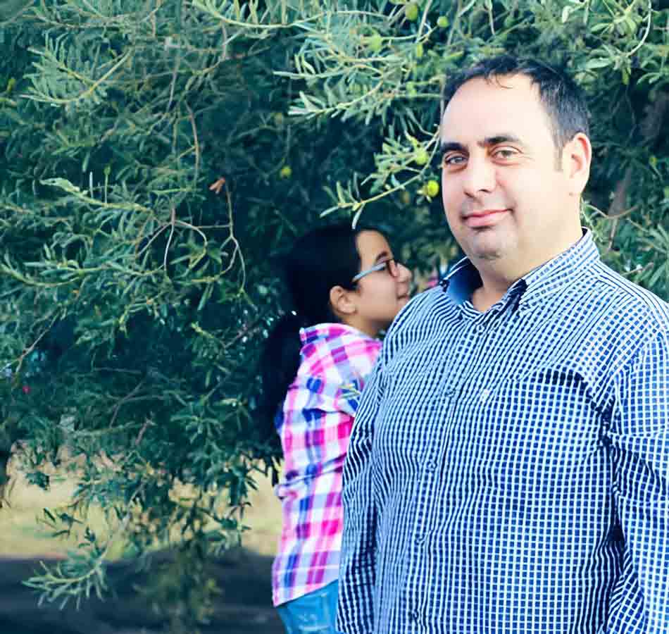 Personen vor Olivenbaum stehend.