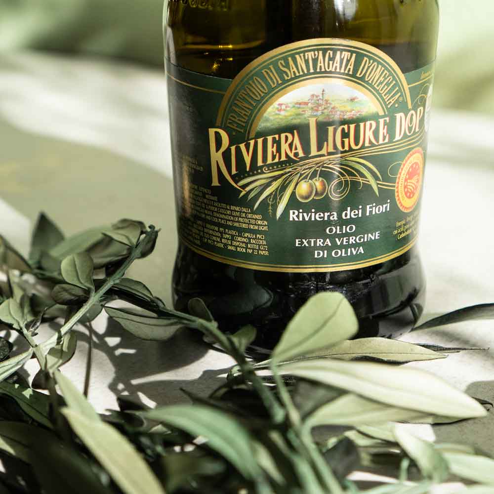 Olivenölflasche Riviera Ligure DOP mit Olivenzweigen.