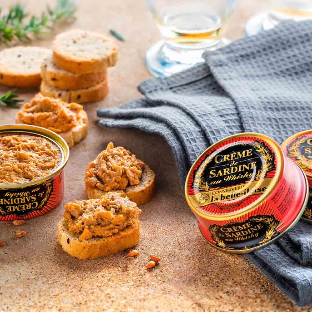 Crème de Sardine mit Whisky auf Brot und Tins.