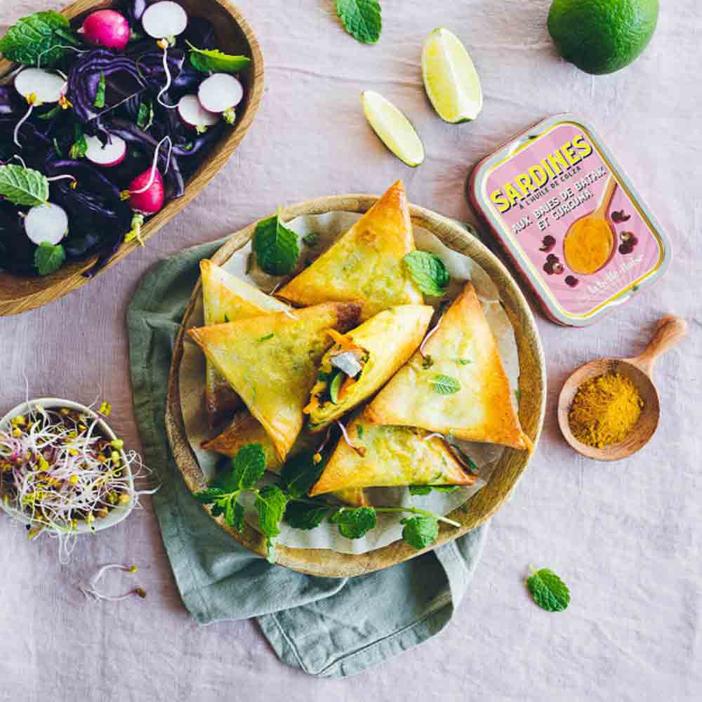 Sardinen, Batak-Beeren, Kurkuma, Dreiecke, Limetten, Salat, Sprossen, Teller.