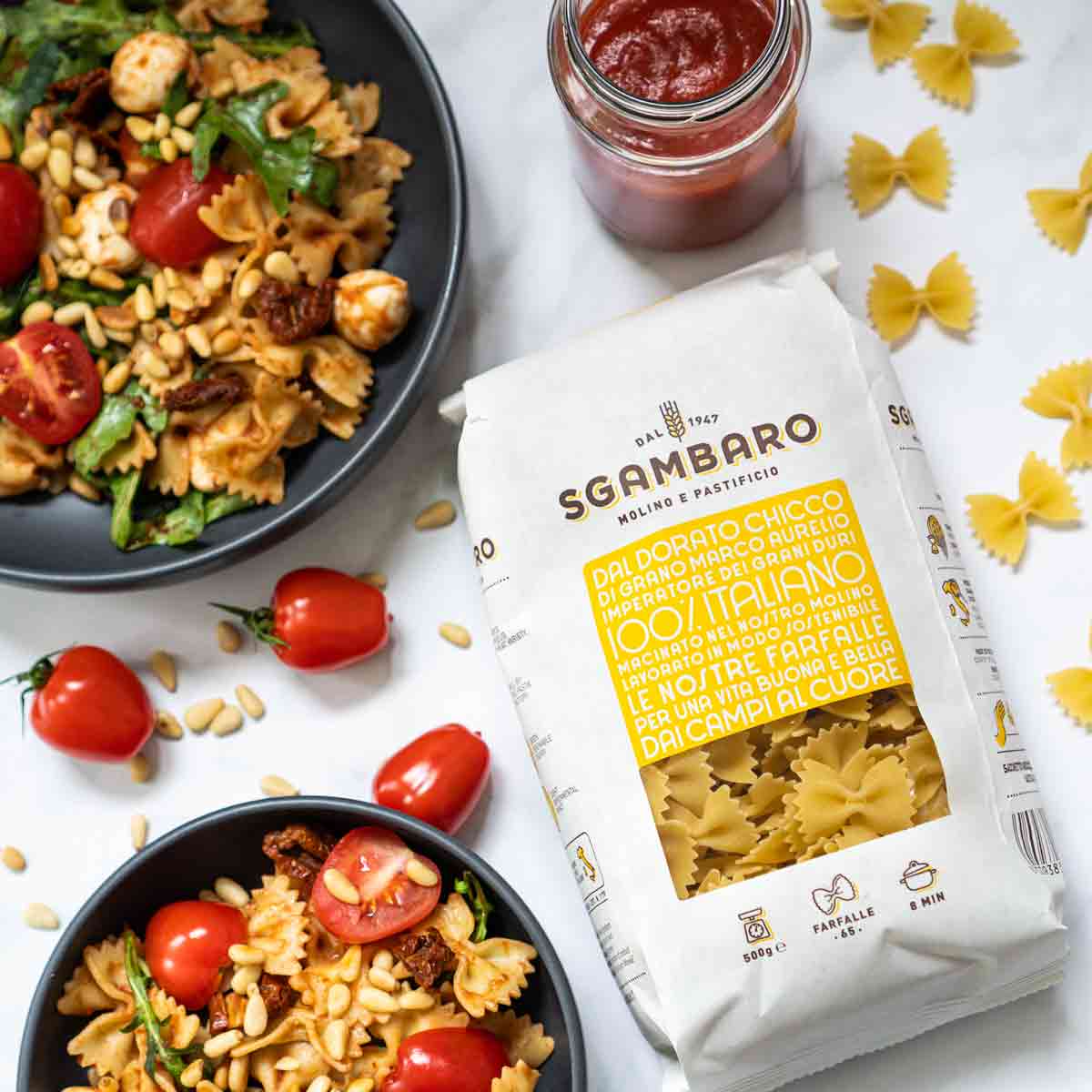 Italienischer Nudelsalat mit Sgambaro Farfalle und Tomatensauce.