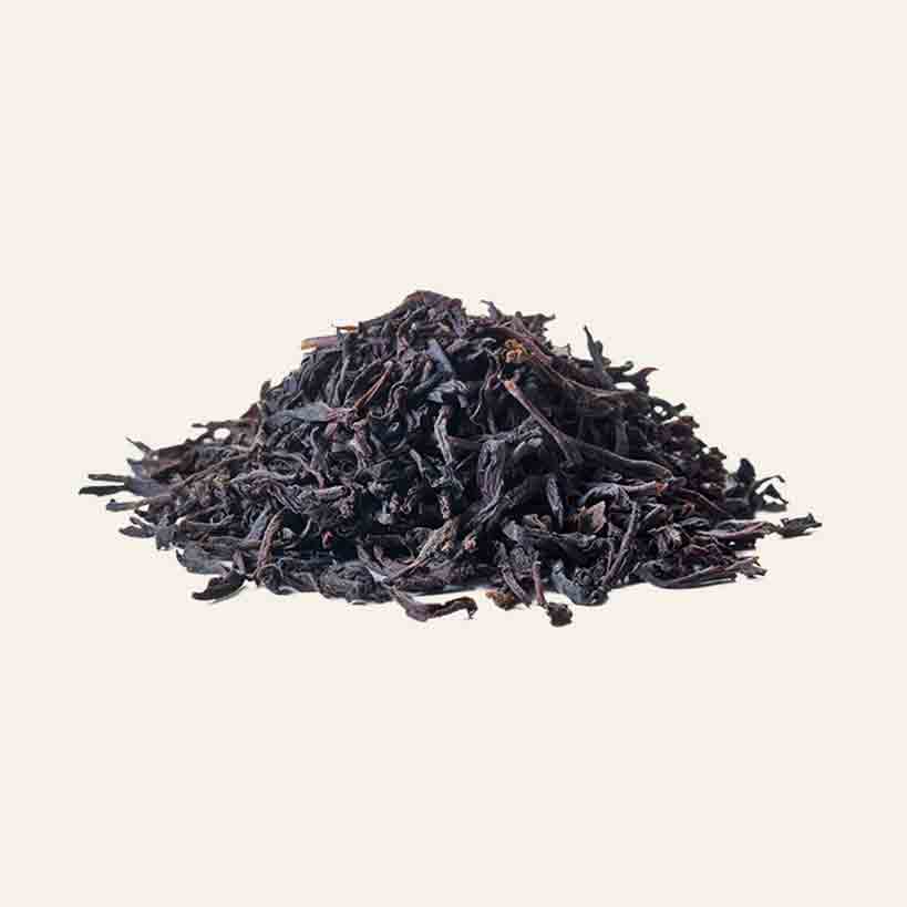 Schwarzer Tee auf hellem Hintergrund.