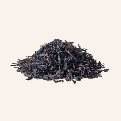 Schwarzer Tee auf hellem Hintergrund.