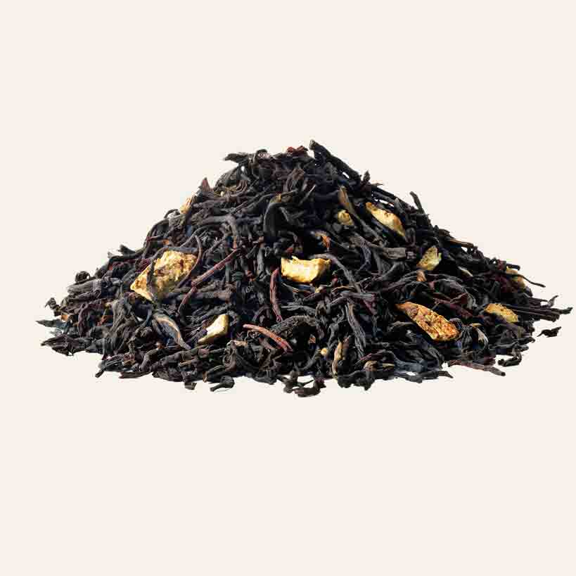 Schwarzer Tee mit Fruchtstücken.