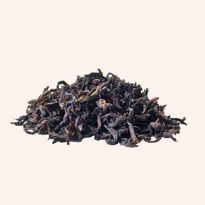 Haufen von losem schwarzen Tee.