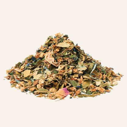 Häufchen getrockneter Kräuter und Blüten.