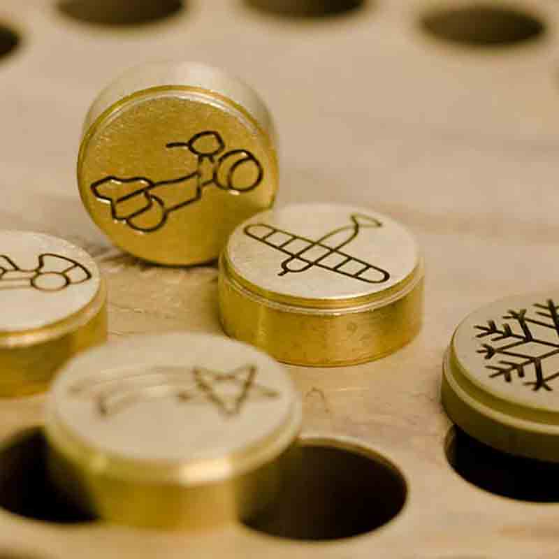 Bronzematrizen mit Kinderpasta-Motiven in Nahaufnahme