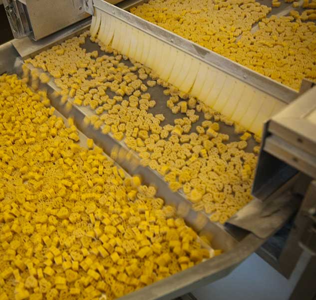 Produktion von Teigwaren in Fabrik.