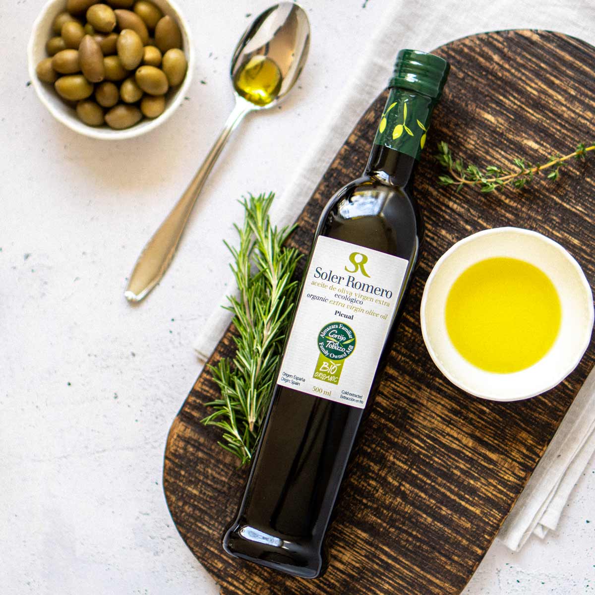 Soler Romero Olivenölflasche mit Oliven und Rosmarin.