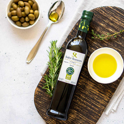 Soler Romero Olivenölflasche mit Oliven und Rosmarin.