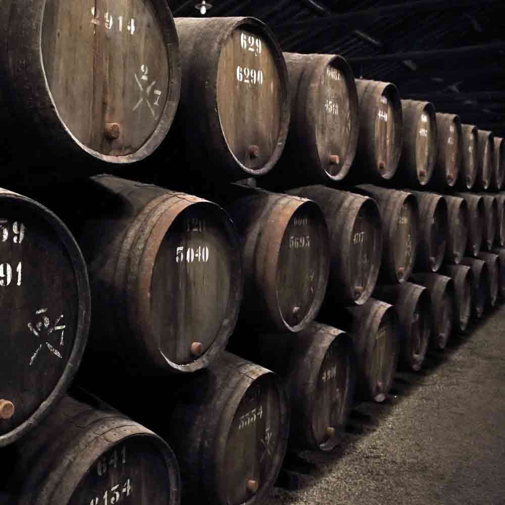 Holzfässer in einem Lagerhaus, Solera-Verfahren für Essig.