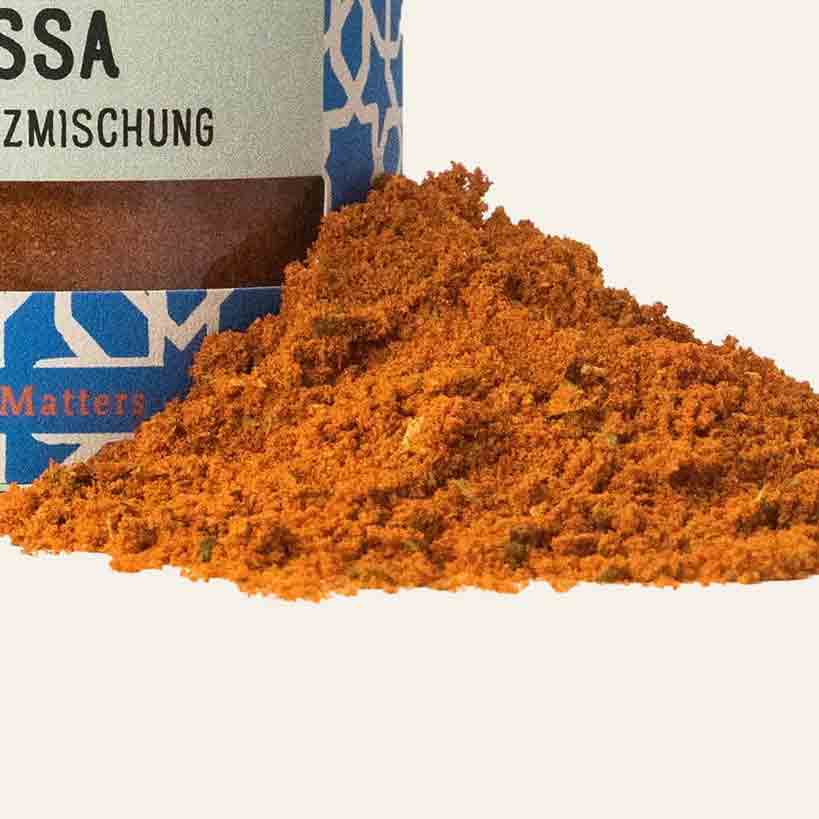 Harissa-Gewürzmischung neben Dose.