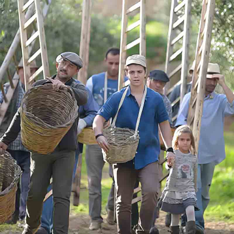 Menschen mit Körben und Leitern.
