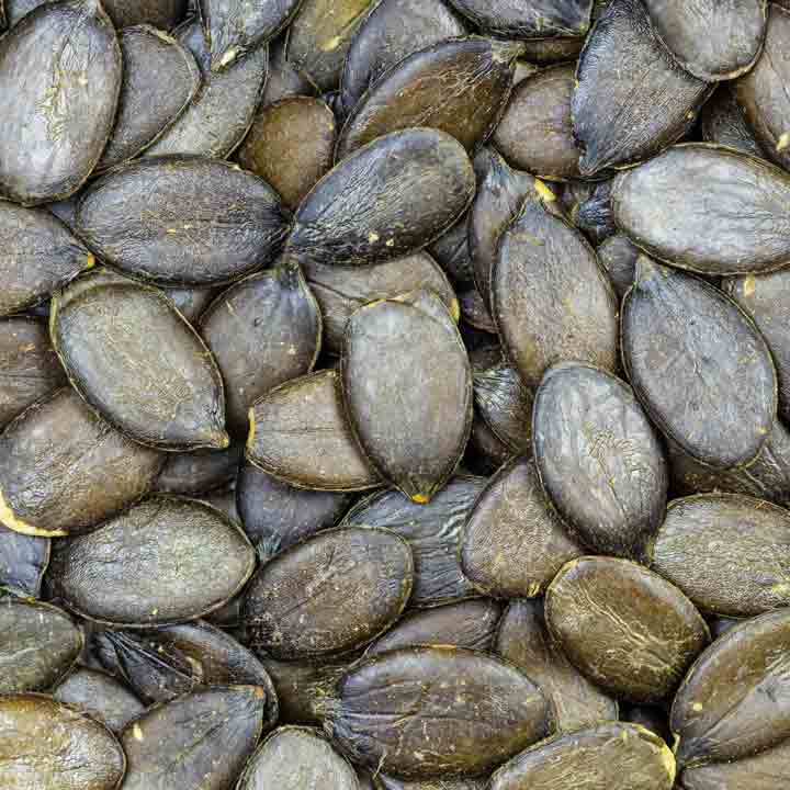 Steirische Kürbiskerne in Nahaufnahme, viele Kerne sichtbar.