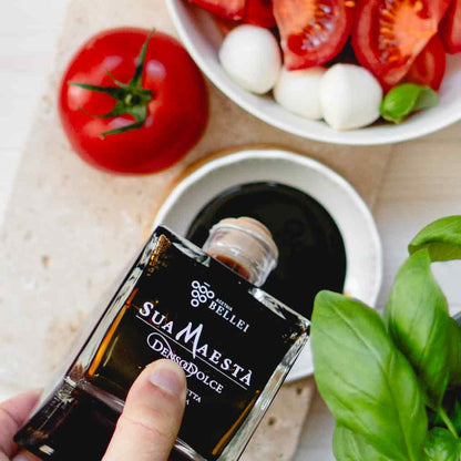 Flasche Balsamico-Essig, Tomaten, Mozzarella, Basilikum, Bellei Marke.