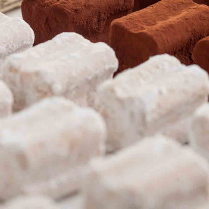 Tartufi dolci Pralinen in Kakao und Puderzucker.