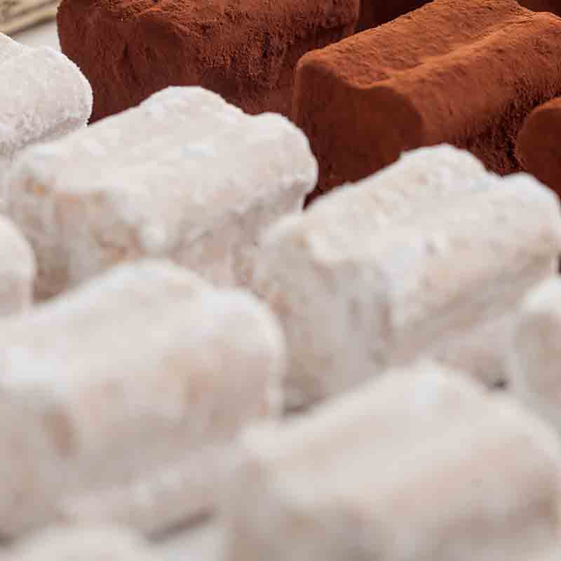 Weiße und braune Pralinen.