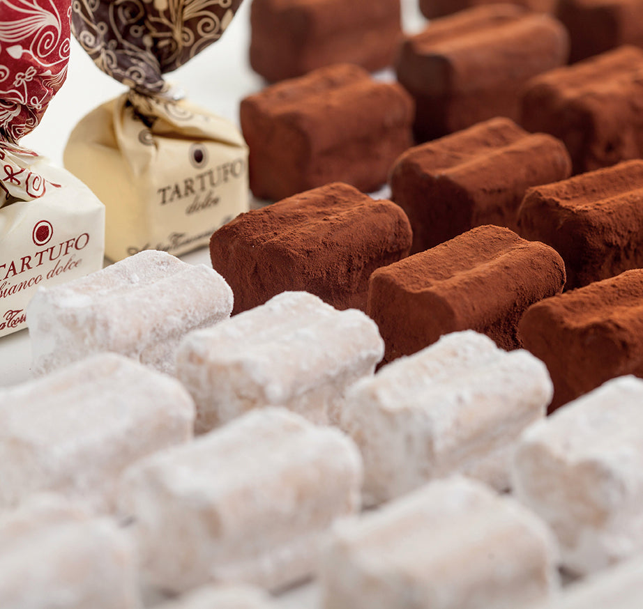 Tartufi dolci Pralinen in verschiedenen Geschmacksrichtungen und Verpackungen.