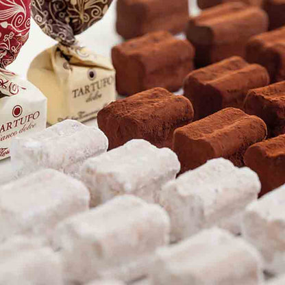 Tartufi dolci Pralinen in verschiedenen Geschmacksrichtungen und Verpackungen.