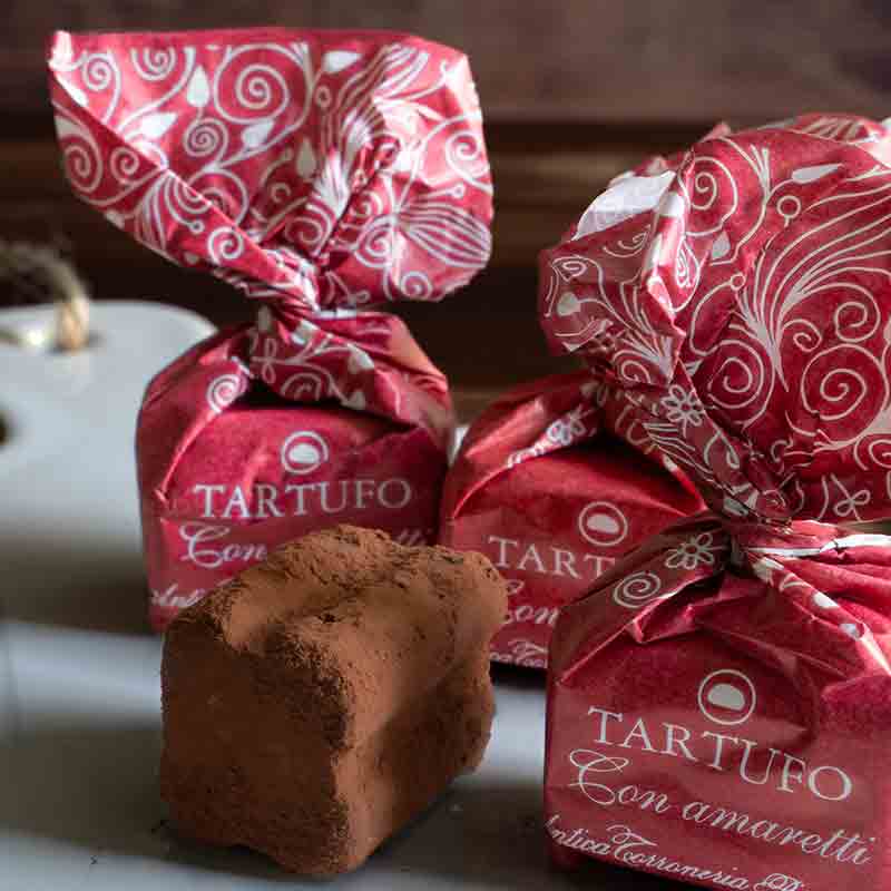 Tartufo Amaretti Pralinen in rotem Papier verpackt.