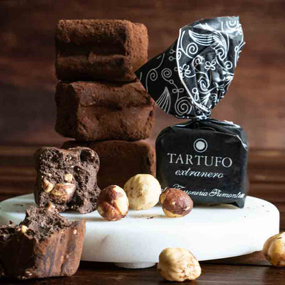 Schokoladentrüffel, Haselnüsse, Tartufo extraneo Verpackung auf Marmorteller.
