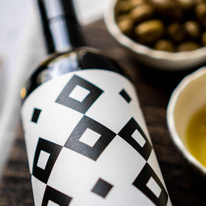 Flasche Olivenöl, Schalen mit Oliven und Öl.