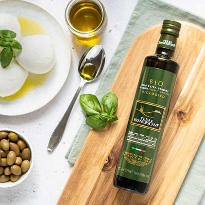 Terre Francescane Bio Olivenöl mit Oliven und Mozzarella.