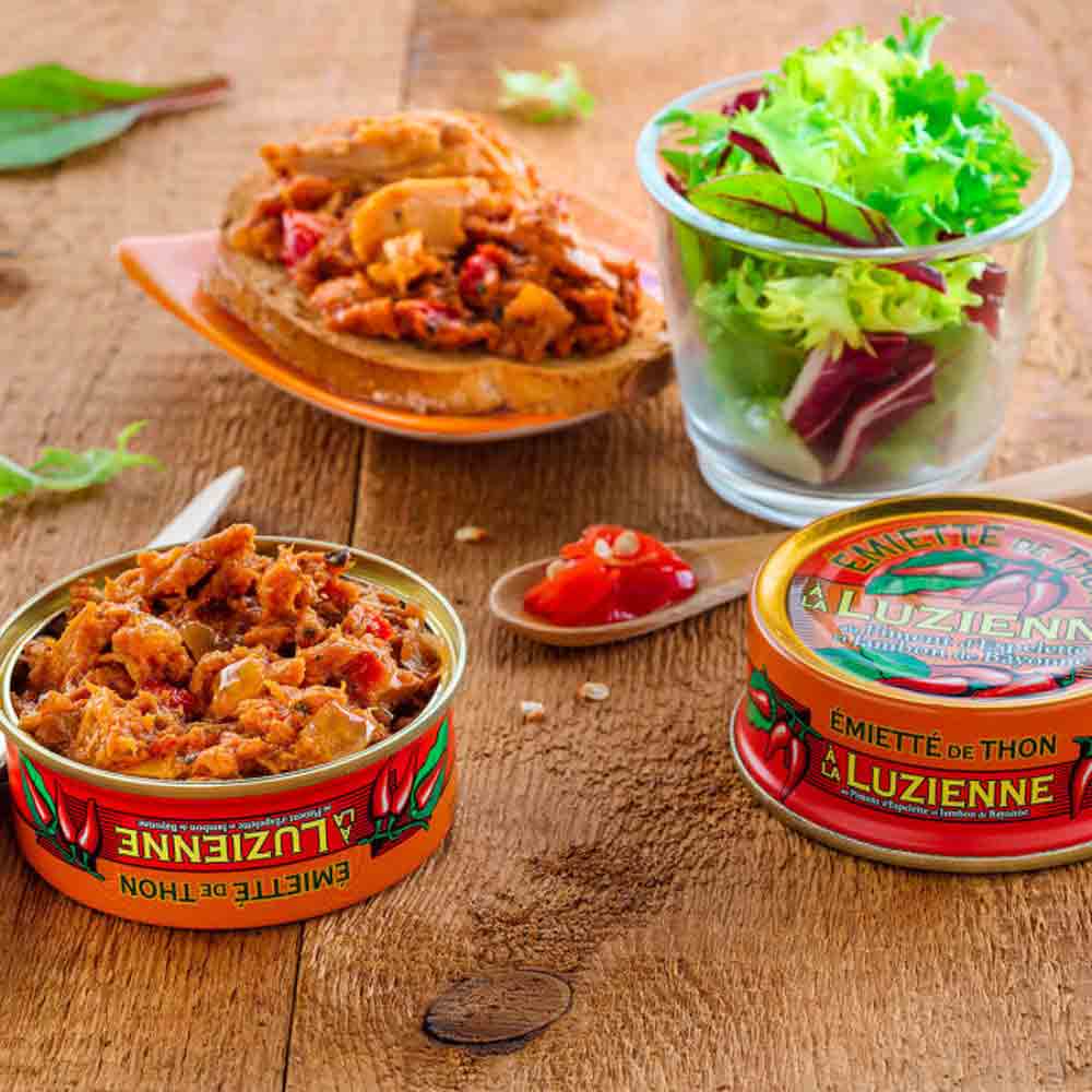 Thunfischdosen Luzienne, Brot, Salat, Holztisch, Feinkost-Präsentation.