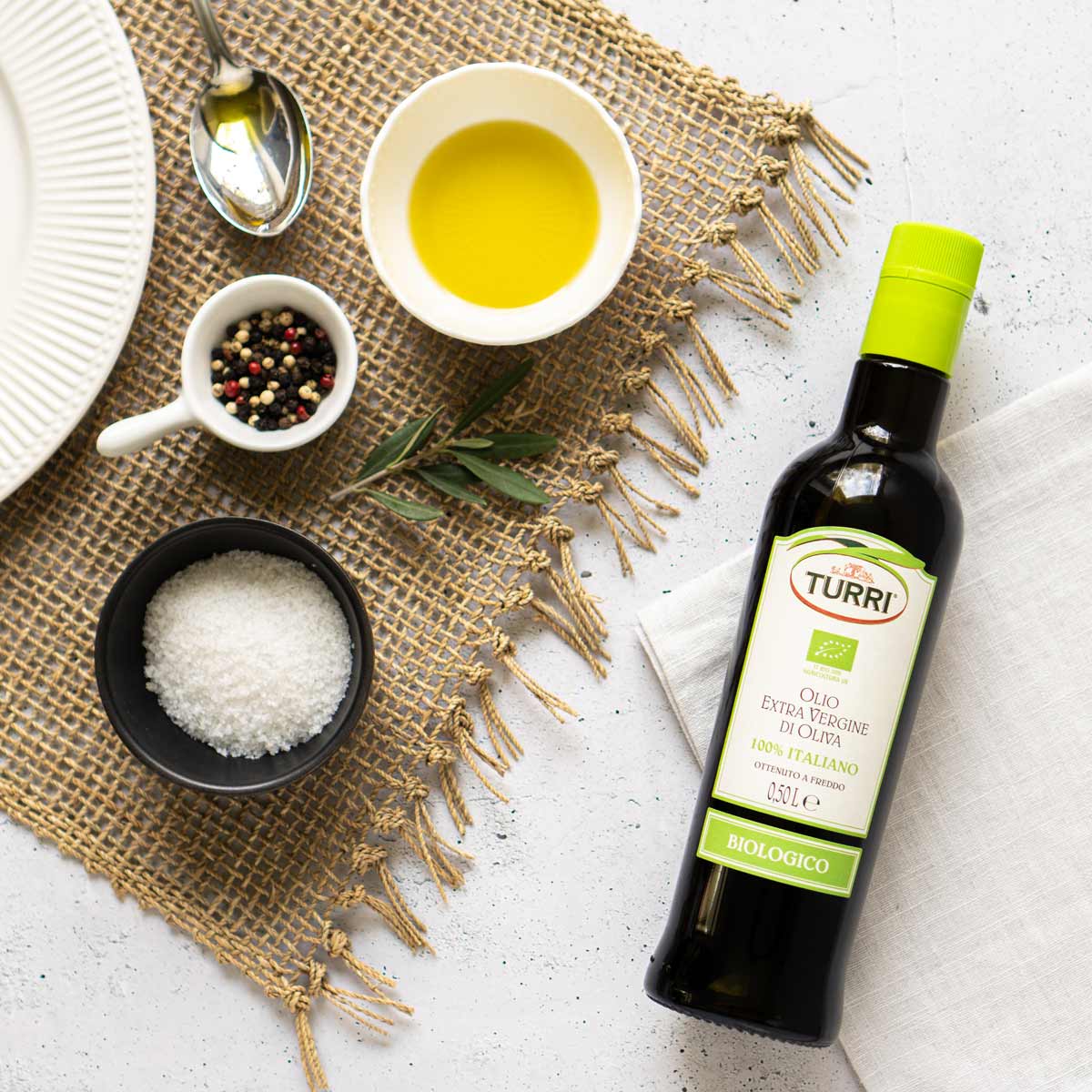 Olivenölflasche Turri, Schalen mit Öl, Salz, Pfeffer.