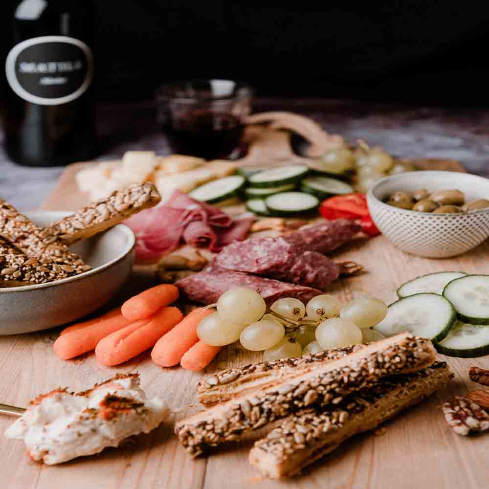 Käse, Wurst, Gemüse, Oliven, Van Strien Käsegebäck, Weinflasche.