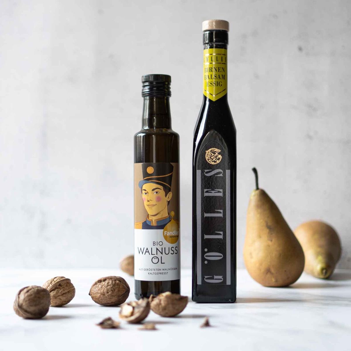 Walnussöl und Birnenbalsam-Essig mit Birnen und Walnüssen.