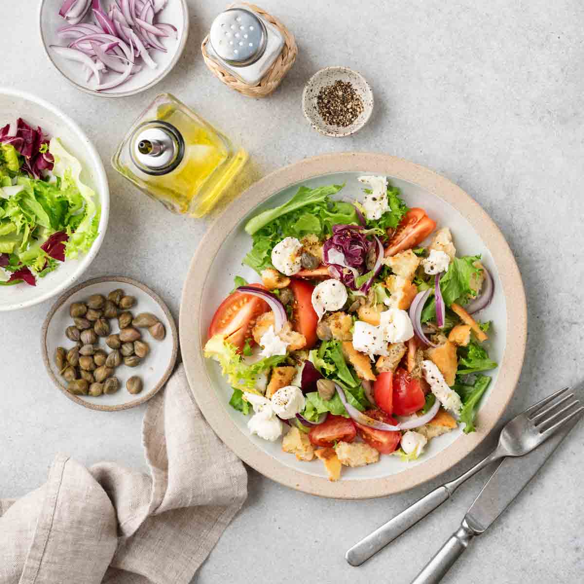 Salat mit Olivenöl, Balsamico, Kapern und frischem Gemüse.