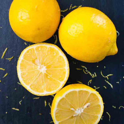 Ganze und halbe Zitronen.
